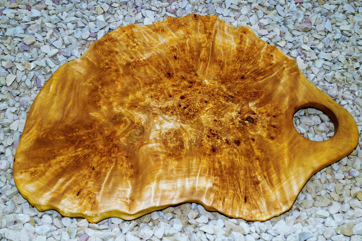 Обычная разделочная доска из обычного капа. Красивая и прочная