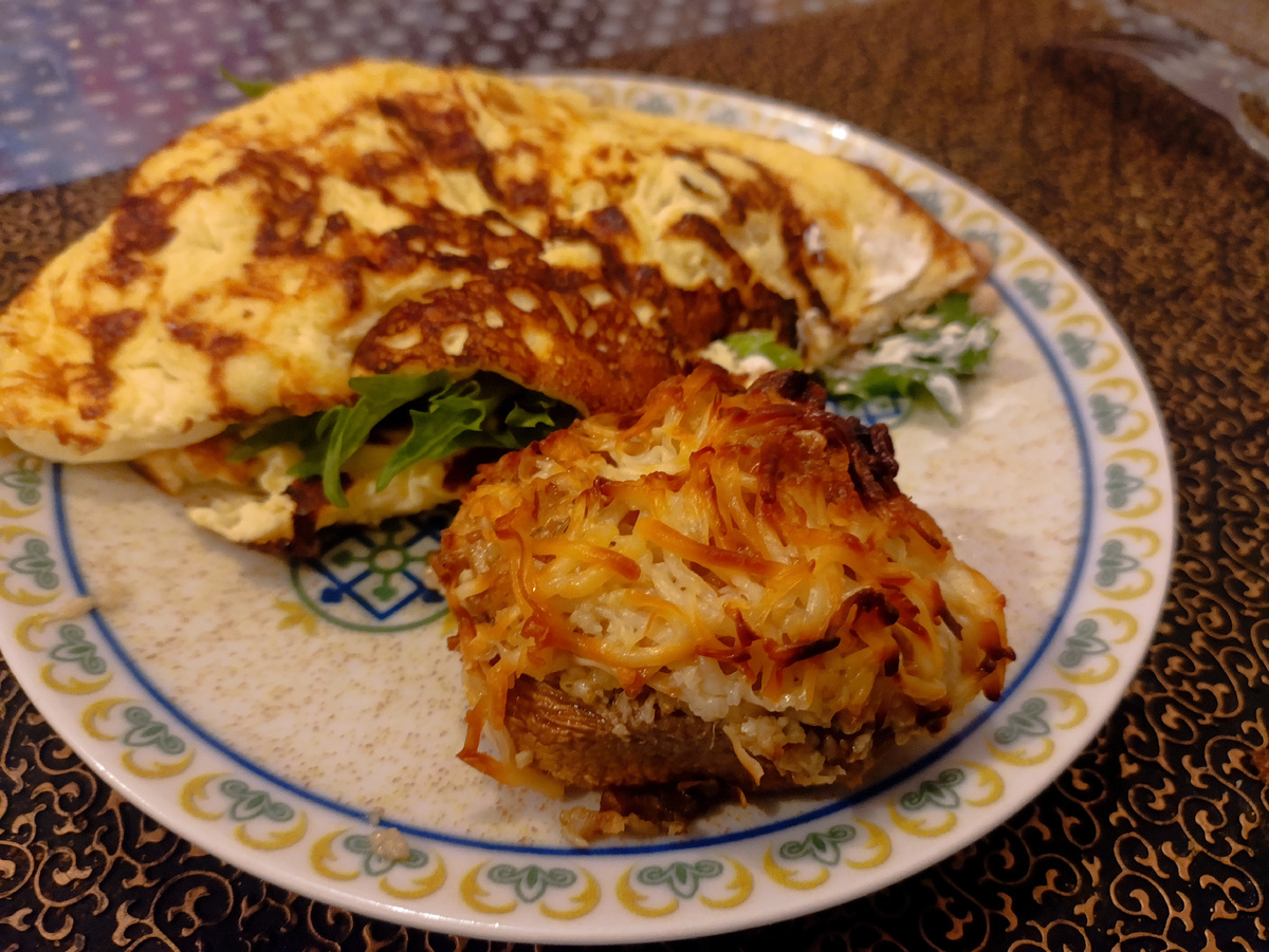 Завтрак. Омлет с начинкой и шампиньон с начинкой.