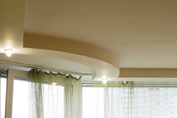Натяжной потолок с эркером
