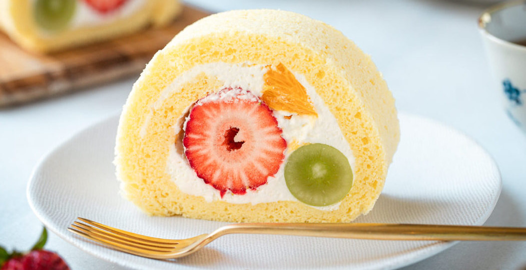 Японский фруктовый рулет со взбитыми сливками