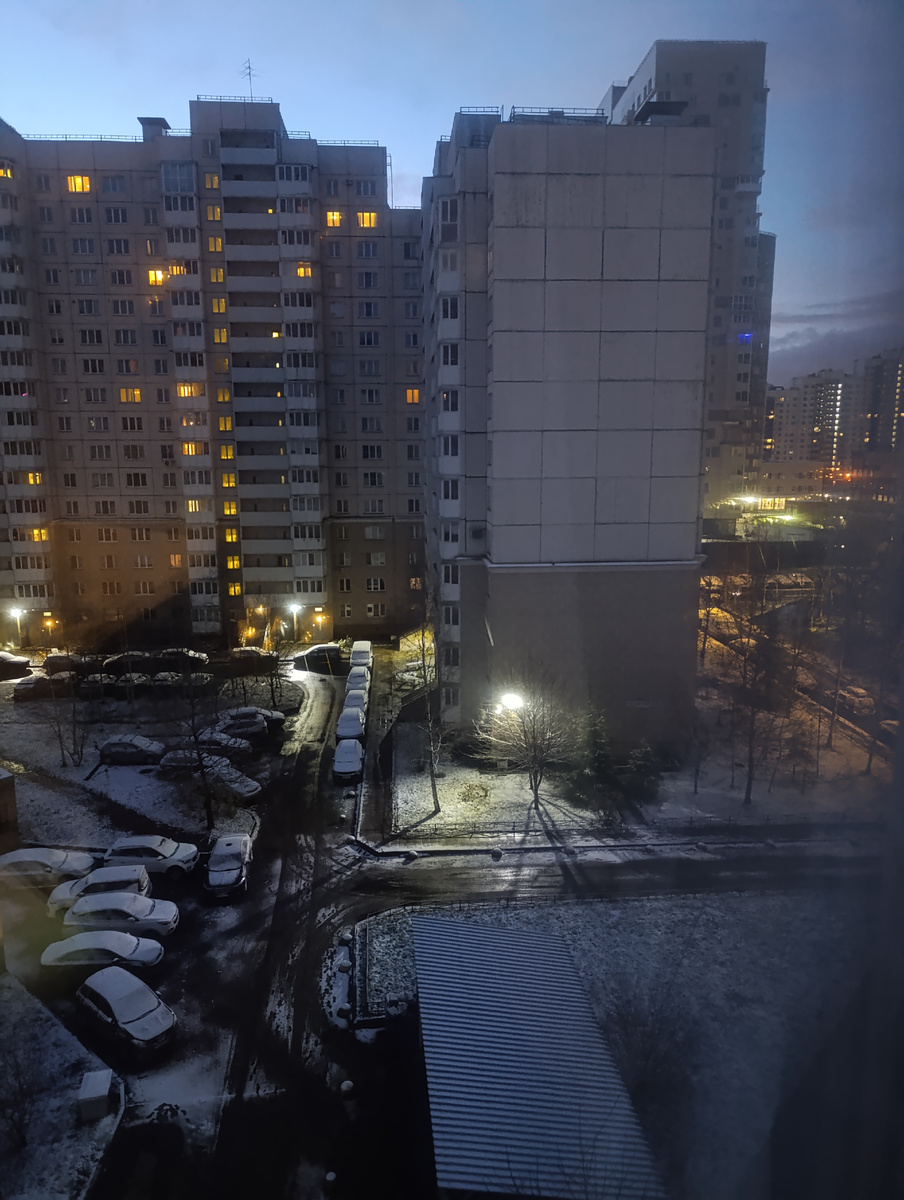 День только начинается.Снег,снег,снег.