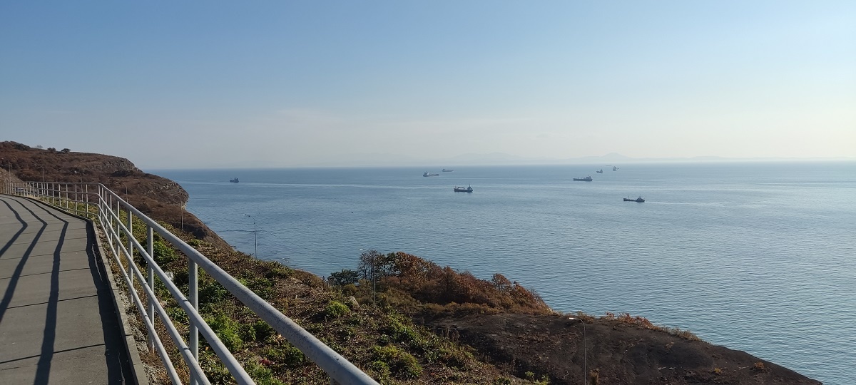 Далеко, говорите, Уссурийский залив от Уссурийска? Это еще что! Новосибирские острова от Новосибирска гораздо дальше находятся. 