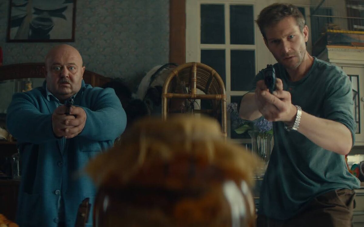 Ранее Константин Крюков трижды играл Пушкина (однофамильца) в цикле «Агата и сыск» и один раз поэта Александра Сергеевича в комедии «Спасти Пушкина»