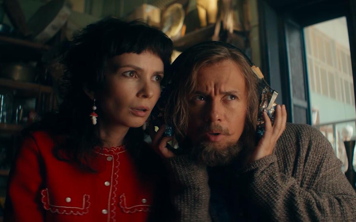 В небольшом камео во втором сезоне появляется Анна Семенович