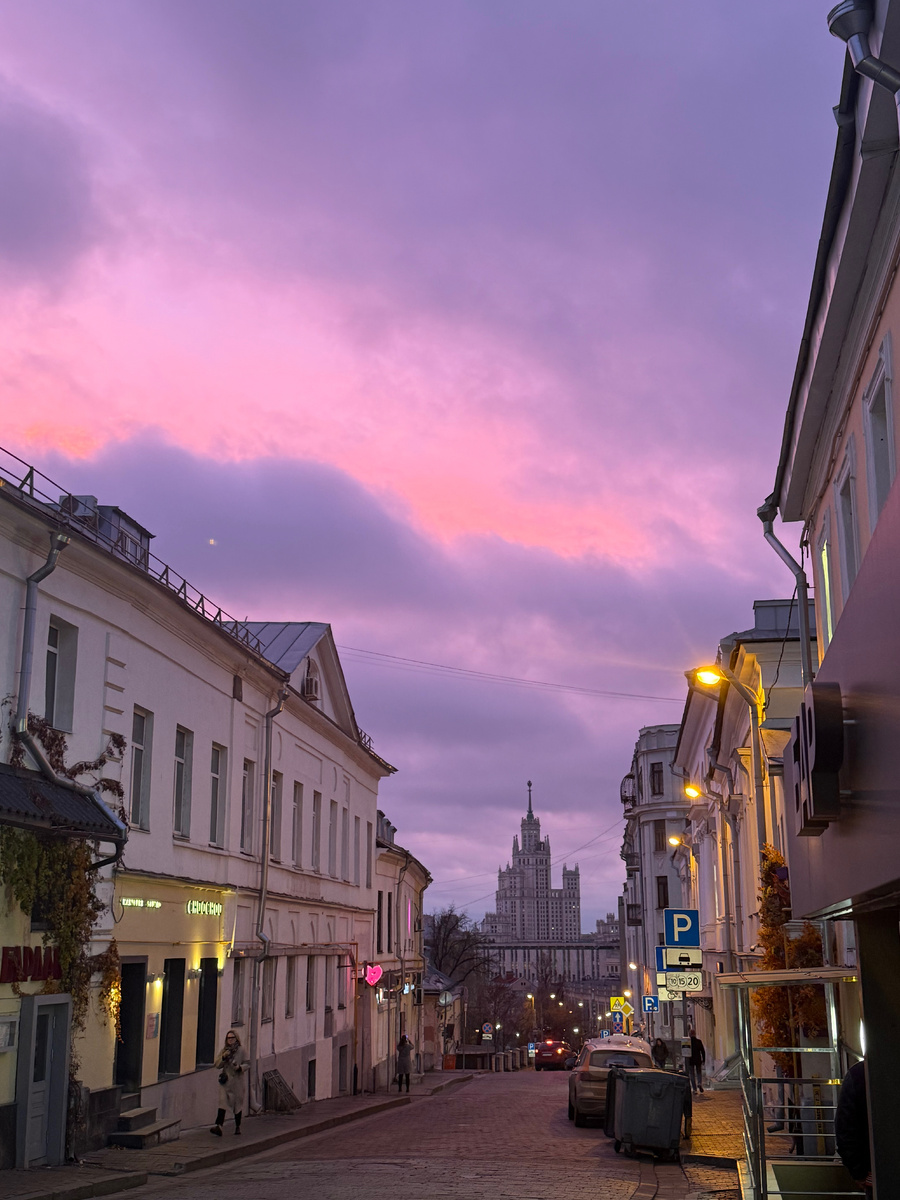 Рассвет с видом на высотку. Фотография автора.