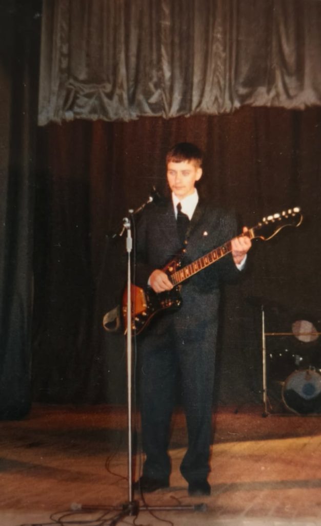     От русских народных до панк-рока: как в Волжском председателю общества слепых в жизни помогает песня
