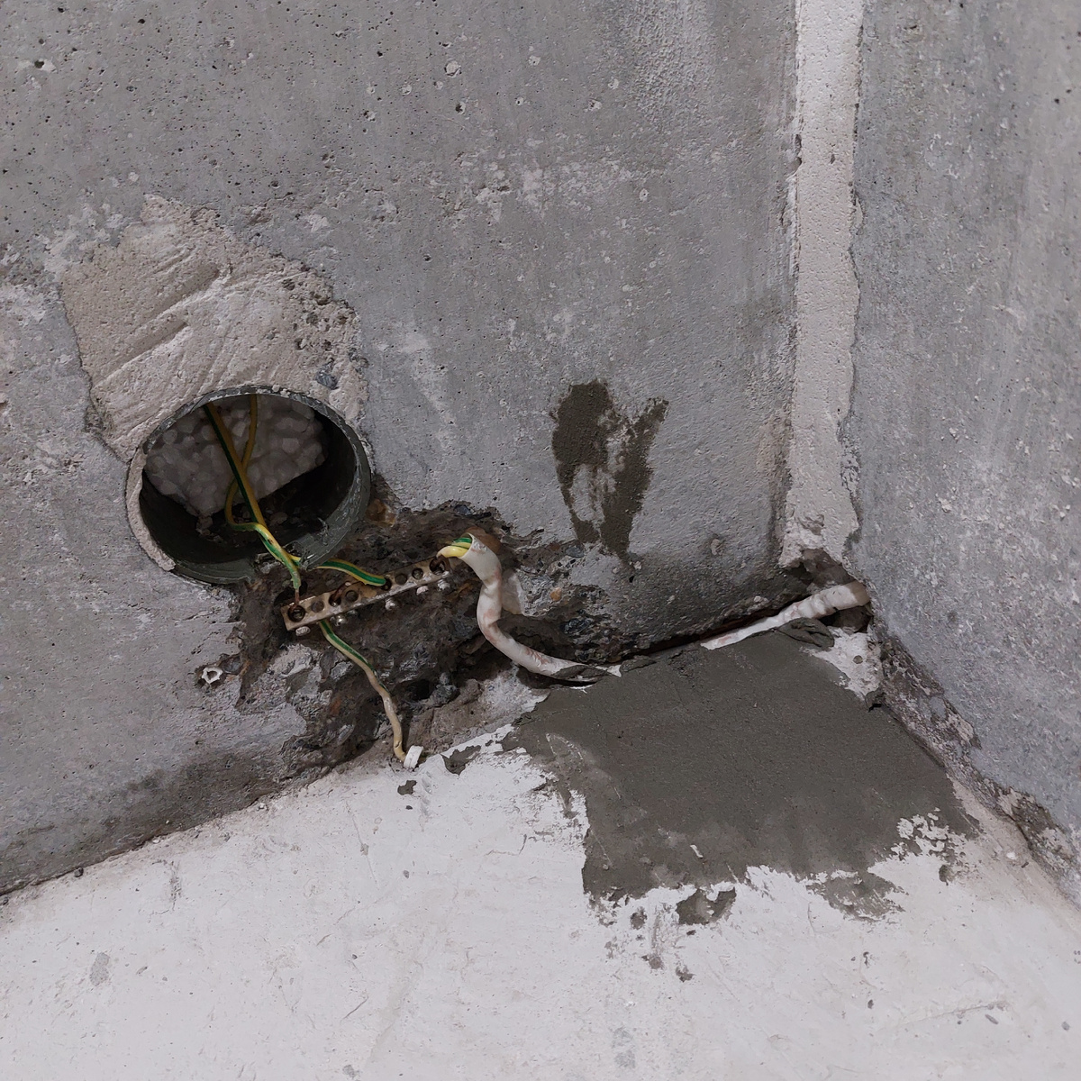 Здесь штроборез тоже не нужен