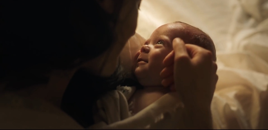 Кадр из фильма. Родилась главная героиня 