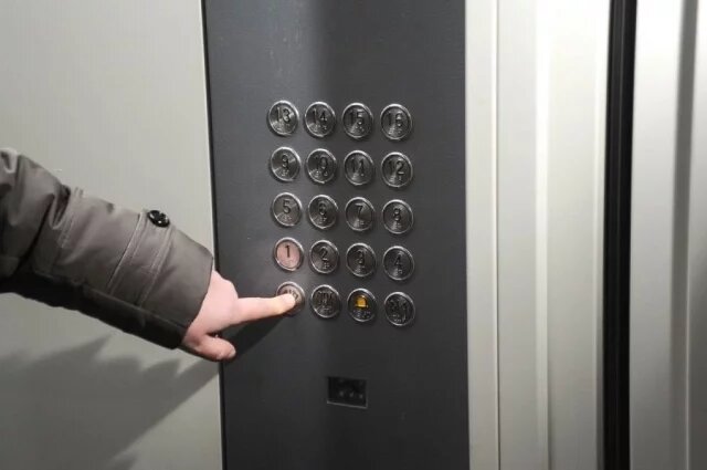    Может ли лифтер потребовать денег за вызволение из застрявшего лифта?