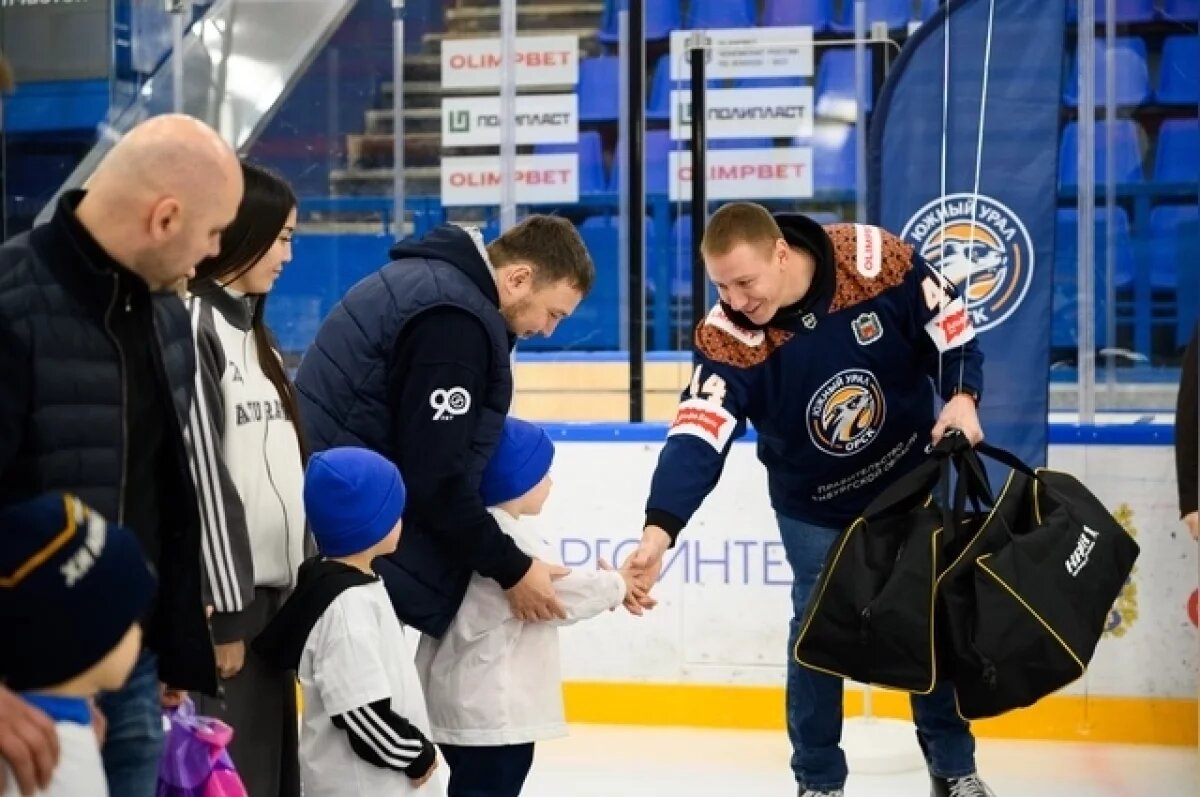    В Орске юные хоккеисты получили новую экипировку для тренировок и игр