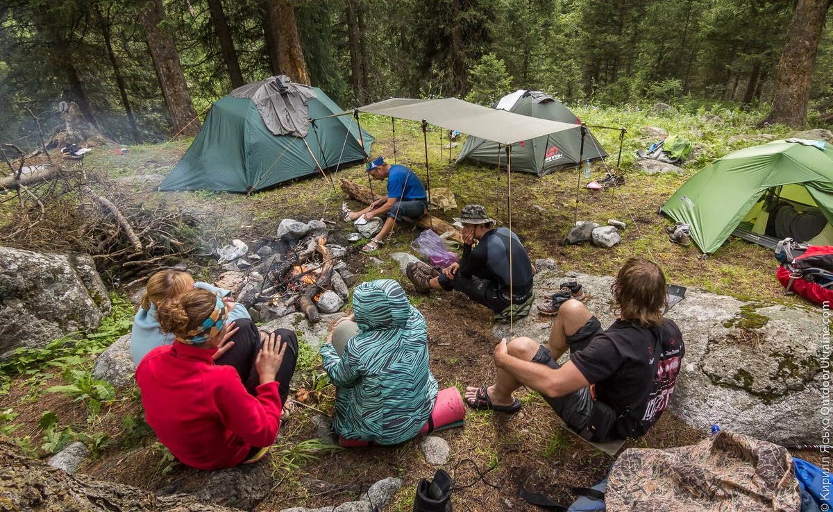 Утренний порядок: лагерь оживает и собирается без спешки.