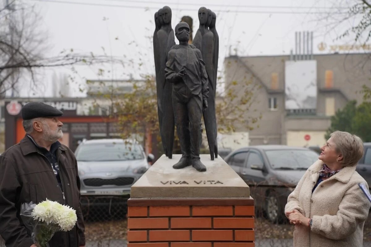    В больнице Волжского открыли памятник медикам, боровшимся с ковидом