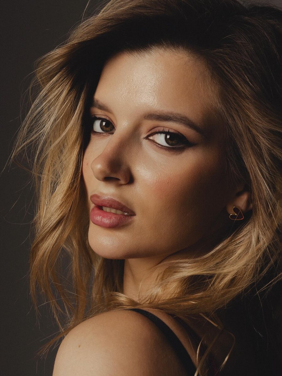 Она назвала меня прислугой при гостях. Я промолчала. Через год она просила у меня работу