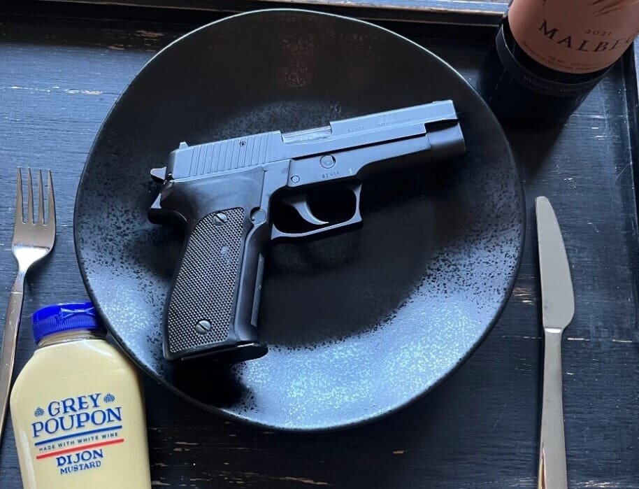 Пистолет Р-226.