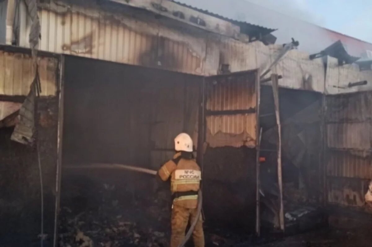    В Симферополе горела станция ТО, пострадали два автомобиля