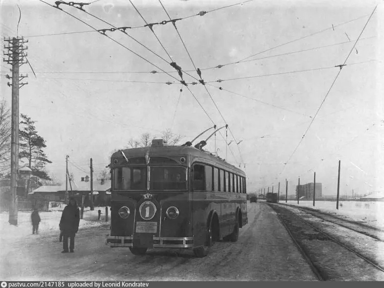 Троллейбус модели ЛК (расшифровывается "Лазарь Каганович") маршрута №1 на Волоколамском шоссе недалеко от Окружной железной дороги, 1933. С сайта www.pastvu.com.