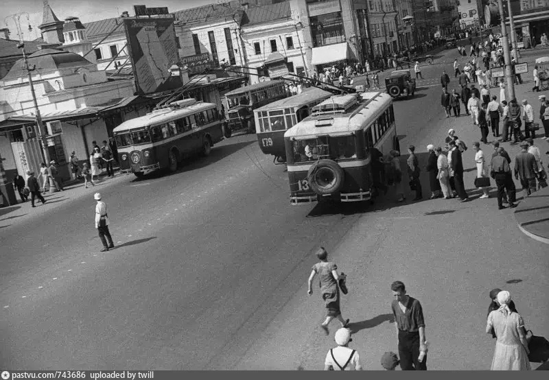 Троллейбусы маршрута №1 на Пушкинской площади. Вид в сторону Садового кольца, 1934. Автор фото: М. Прехнер. С сайта www.pastvu.com.
