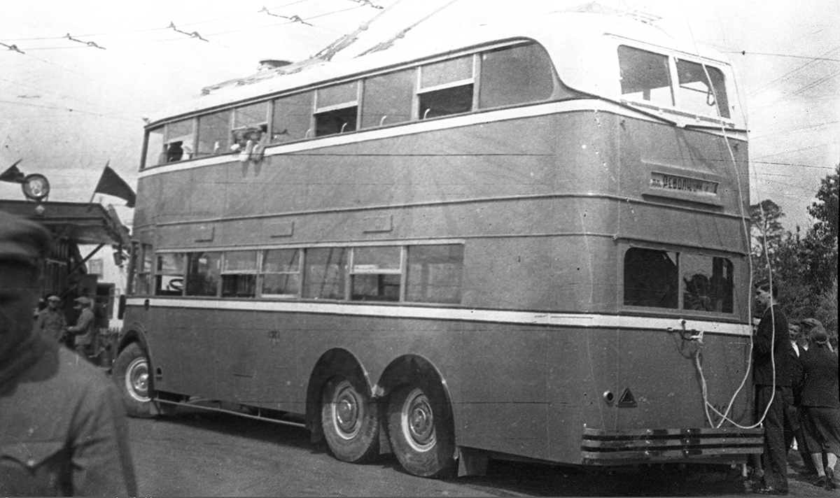 Троллейбус №1 на разворотном кольце около Окружной железной дороги, 1938. Какое-то время по маршруту ходили двухэтажные троллейбусы модели ЯТБ-3. С сайта https://transphoto.org