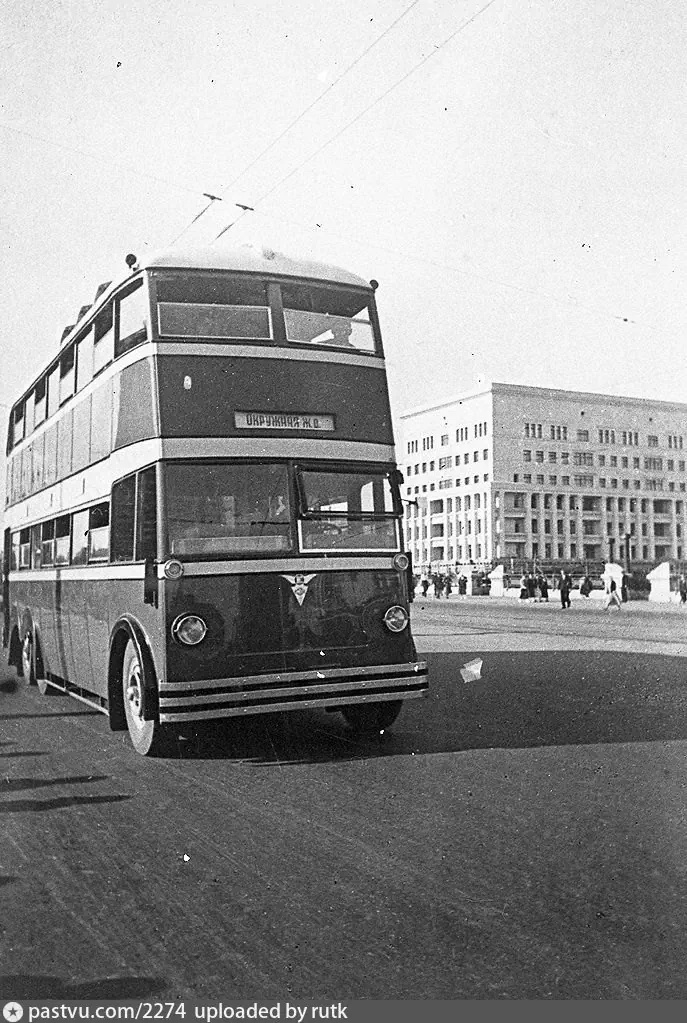 Ещё один двухэтажный троллейбус маршрута №1 около Белорусского вокзала, 1937-1941. С сайта www.pastvu.com.