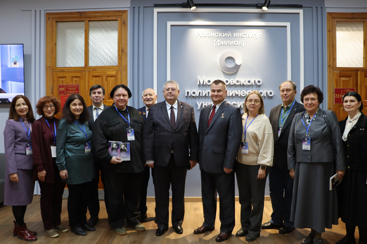 Коллективное фото на память. В центре  — лётчик-космонавт Алексей Овчинин и директор Рязанского института (филиал) Московского политехнического университета —  Валерий Емец, пятый слева — Алексе Акиндинов. VIII Межрегиональная научно-практическая конференция "Наследие К.Э. Циолковского и современность", 30 октября 2025 год. г. Рязань. Рязанский институт (филиал) Московского политехнического университета.