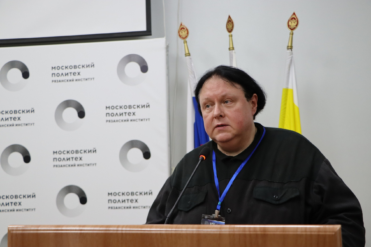 Алексей Акиндинов представил многочисленным участникам и гостям конференции свой доклад на тему: "Орнаментализм и космизм в творчестве Алексея Акиндинова, герои картин — Циолковский и Гагарин". 30 октября 2025. Рязанский институт (филиал) Московского политехнического университета. г. Рязань.