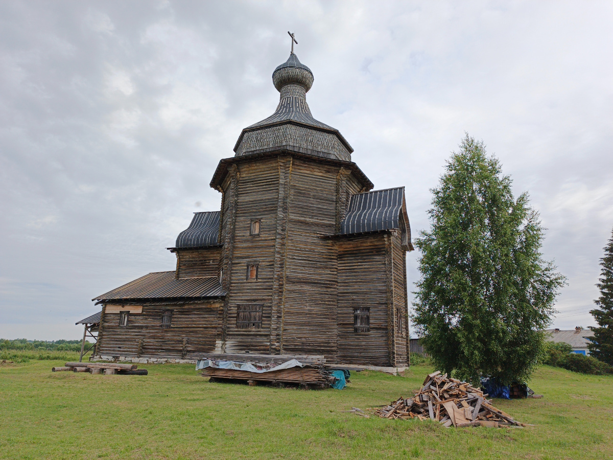 Если сравнивать с фото храма до 1909 г. (фото в статье ниже), то обнаруживается различие в ширине трапезной (слева). Исходно трапезная была более широкой (на старом фото торцевая стенка трапезной имеет оконце).