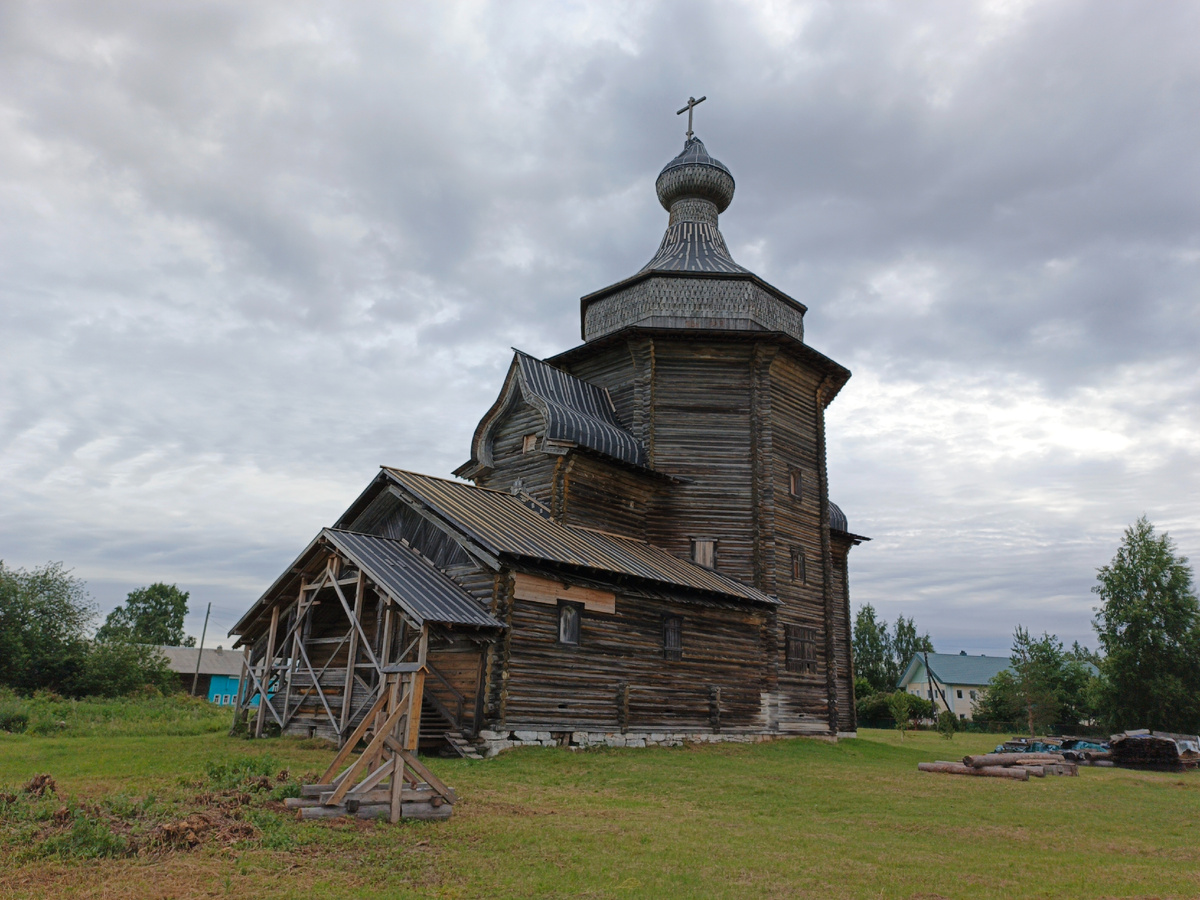 Никольский храм построен в Емецке в 1615-20 гг. и был перевезен в Зачачье в 1686 г. В 1909-14 гг. храм почти полностью воссоздали по подобию старого. 