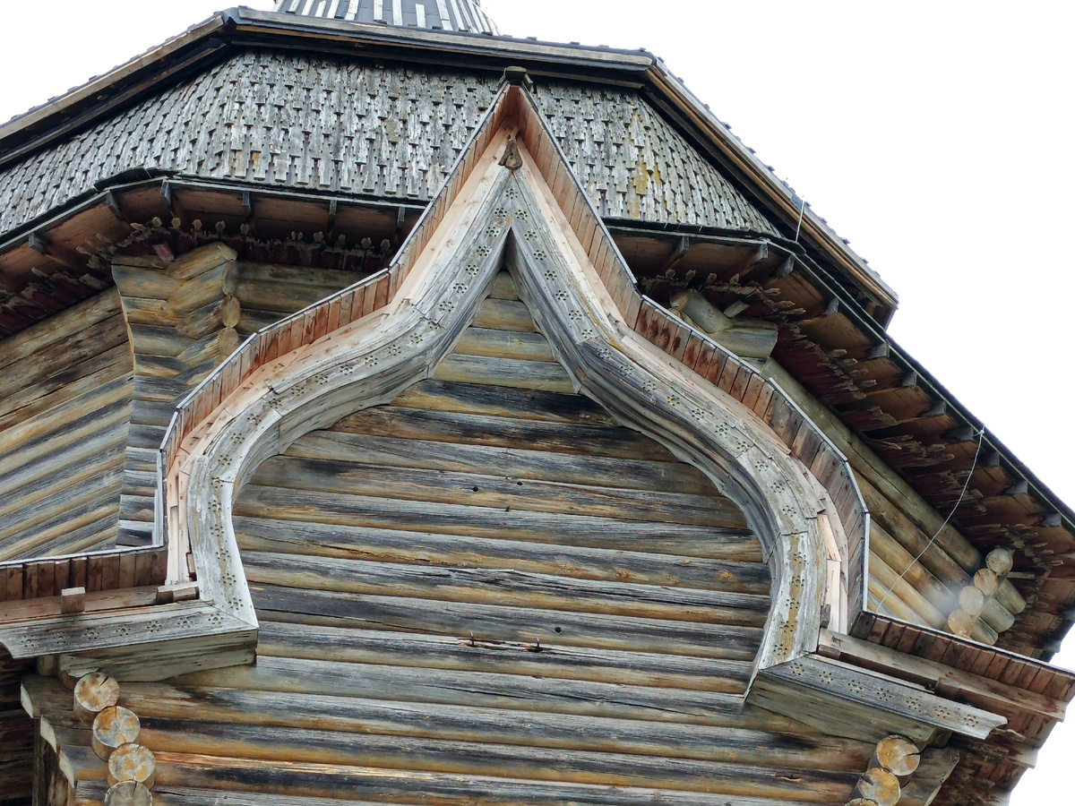 Фигурная крыша над абсидой храма.