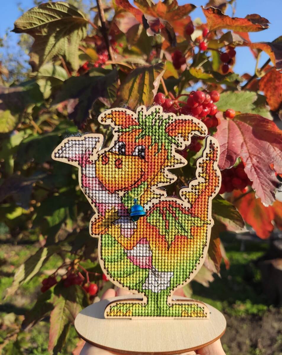 Дракончик "Тимоша" отлично сочетается с красками осени. Фото автора, ноябрь 2025 года