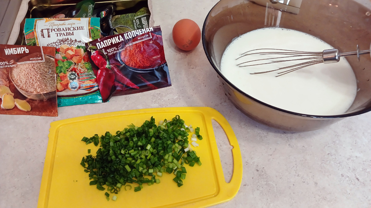 Готовим заливку и режем лук