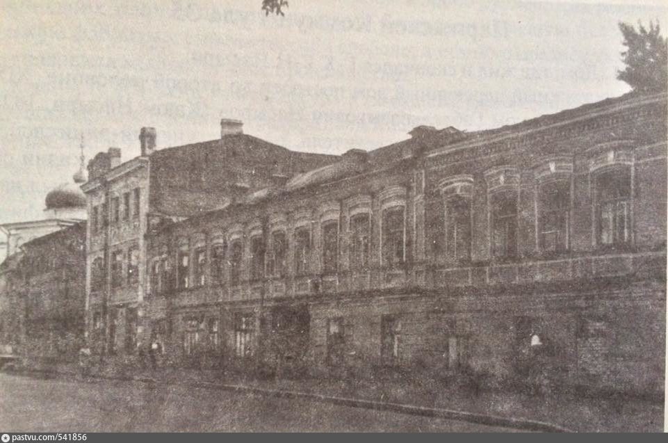 Вот смотрю на фото дома и удивляюсь, почему простецкий и заложенный дом рядом остался в памяти, а на этот смотрю как на новый на фотографии, хотя также мимо него ходил. Хотя, в прочем, для Казани тех лет - этот и его состояние более характерно