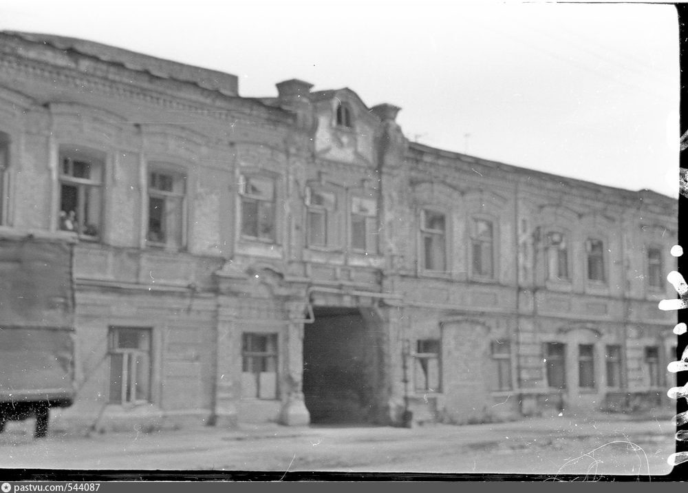 Фото Нияза Халита. Вот этих деталей над аркой вообще не помню, хотя может к 90м просто все отсырело и откололось.