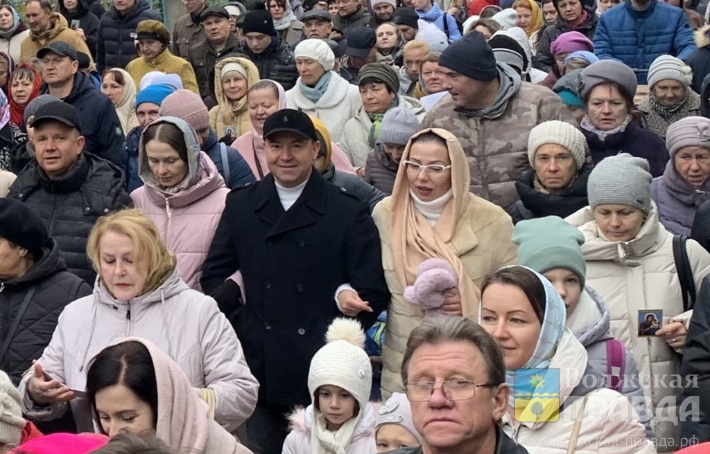 Крестный ход собрал массу волжан📷    Волжане пишут нам о радости Крёстного хода, засохших розах, и возможности стать дружинником в 60
