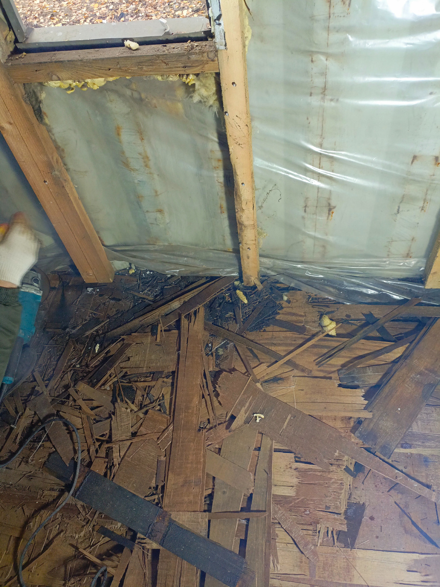 Состояние обрешётки стен и пола после демонтажа наружной обрешётки и напольного покрытия перед капитальным ремонтом бытовки
