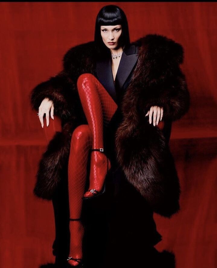 Листайте галерею. Я тут вам надергала всякого из журналов и соцсетей, чтобы настроение передать. Хотя вы такое не просто помните, а наверняка носили. 