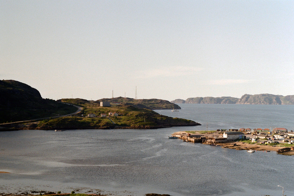 Интересно, что старые суда поморы не сжигали, а оставляли возле воды и засыпали сверху песком, используя затем как причалы. То есть традиция «хоронить» корабли была здесь издавна. Фото: Dima Envie / Unsplash