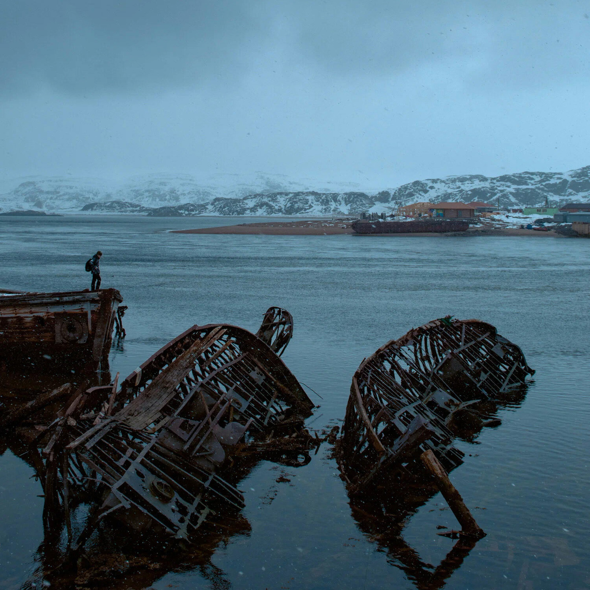 Во время отлива некоторые туристы умудряются не только пройтись сверху, но и даже залезть внутрь кораблей. Но это опасная затея, такое стоит делать лишь с гидом и даже тогда нужно быть очень осторожными. Фото: Daniel Vis / Unsplash