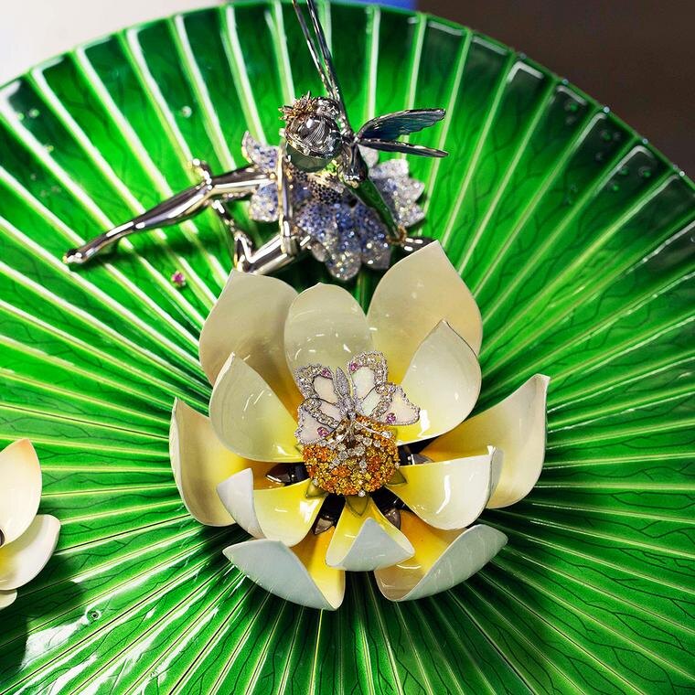 При активации декорации Van Cleef & Arpels Fée Ondine оживает: распускается цветок водяной лилии, просыпается фея и в воздух взлетает бабочка.