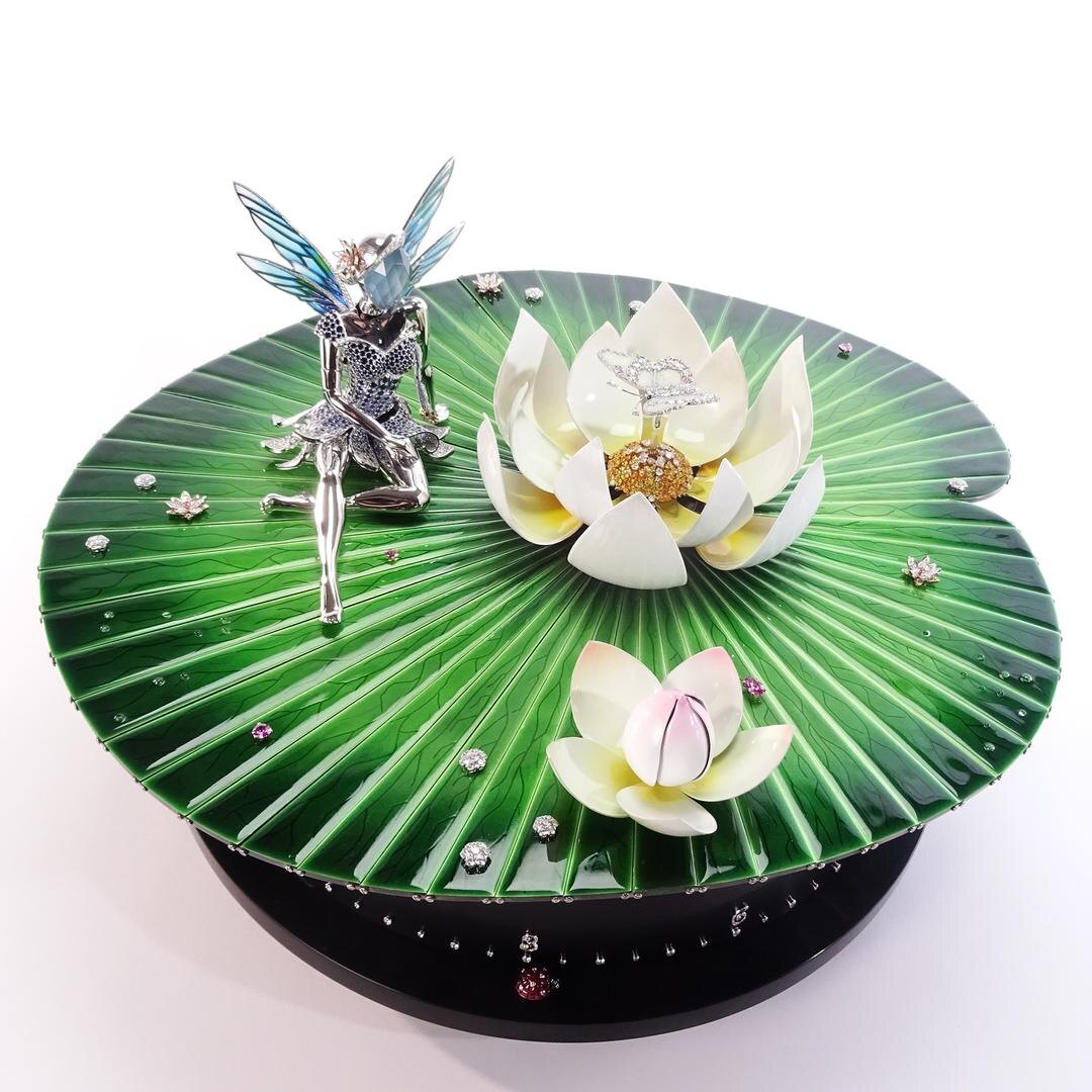 Van Cleef & Arpels Automate Fée Ondine, потрясающий механический автоматон из коллекции высокого ювелирного искусства, привлек толпы на выставке SIHH 2025.