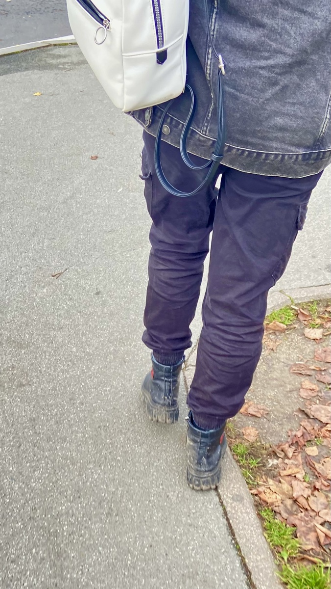 Девушка в грязных ботинках. Фото автора