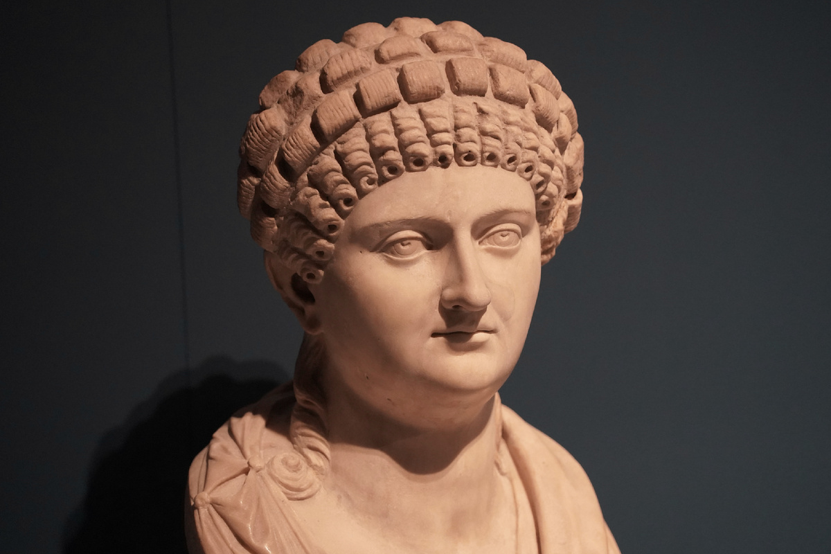 Скульптура Мессалины с популярной в то время римской прической. Это была властолюбивая женщина, супруга императора Клавдия. Стала знаменитой, в первую очередь, за счет своих любовных похождений
