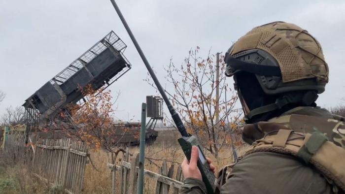 Кадры боевой работы расчёта тяжёлой огнемётной системы ТОС-3 «Дракон» на шасси танка Т-80 29-й отдельной бригады радиационной, химической и биологической защиты группировки войск «Центр» на Красноармейском направлении, источник Телеграм-канал Военный Осведомитель