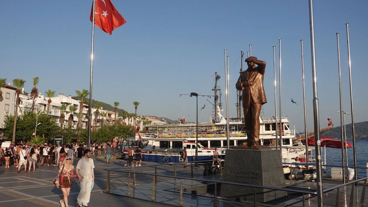 Турция. Мармарис. Вид на статую Мустафы Кемаля Ататюрка на улице Айдогду. Фото: Алексей Зотов, ТАСС