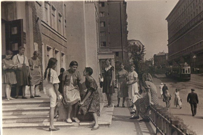 Бывшая школа на Хитровской площади. Ныне снесена. Справа — трамвай идёт по Подколокольному переулку. 1930-е годы.