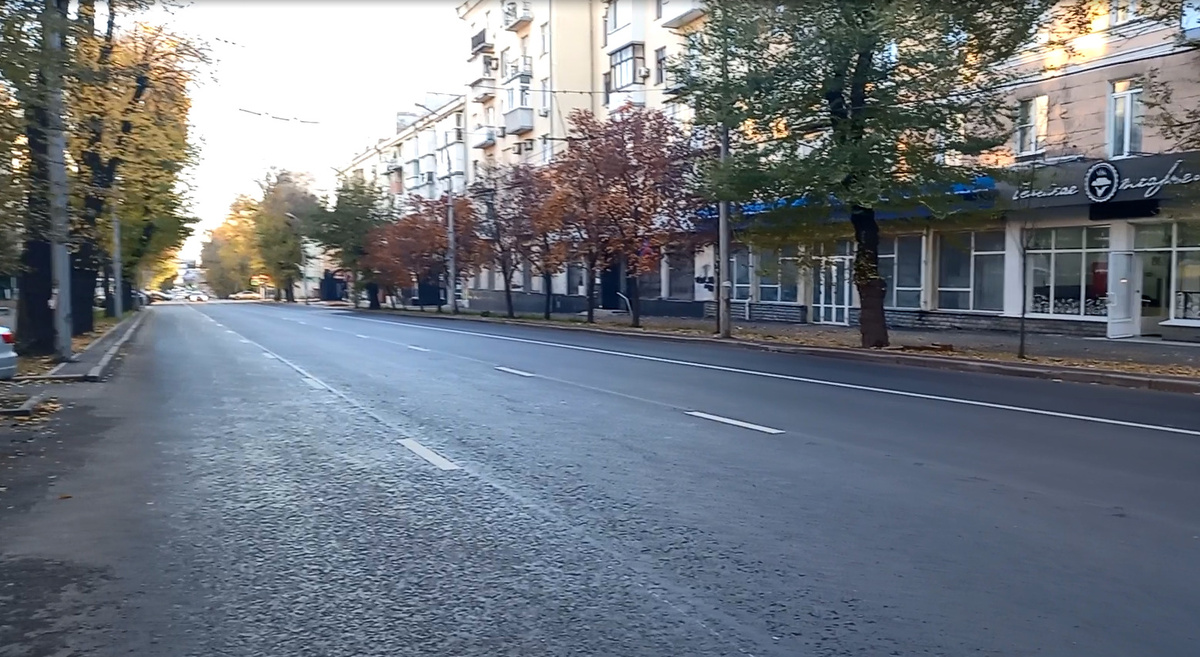 Донецк. Улица Университетская. 2025 год. Ноябрь. Воскресенье. Середина дня. 15:46