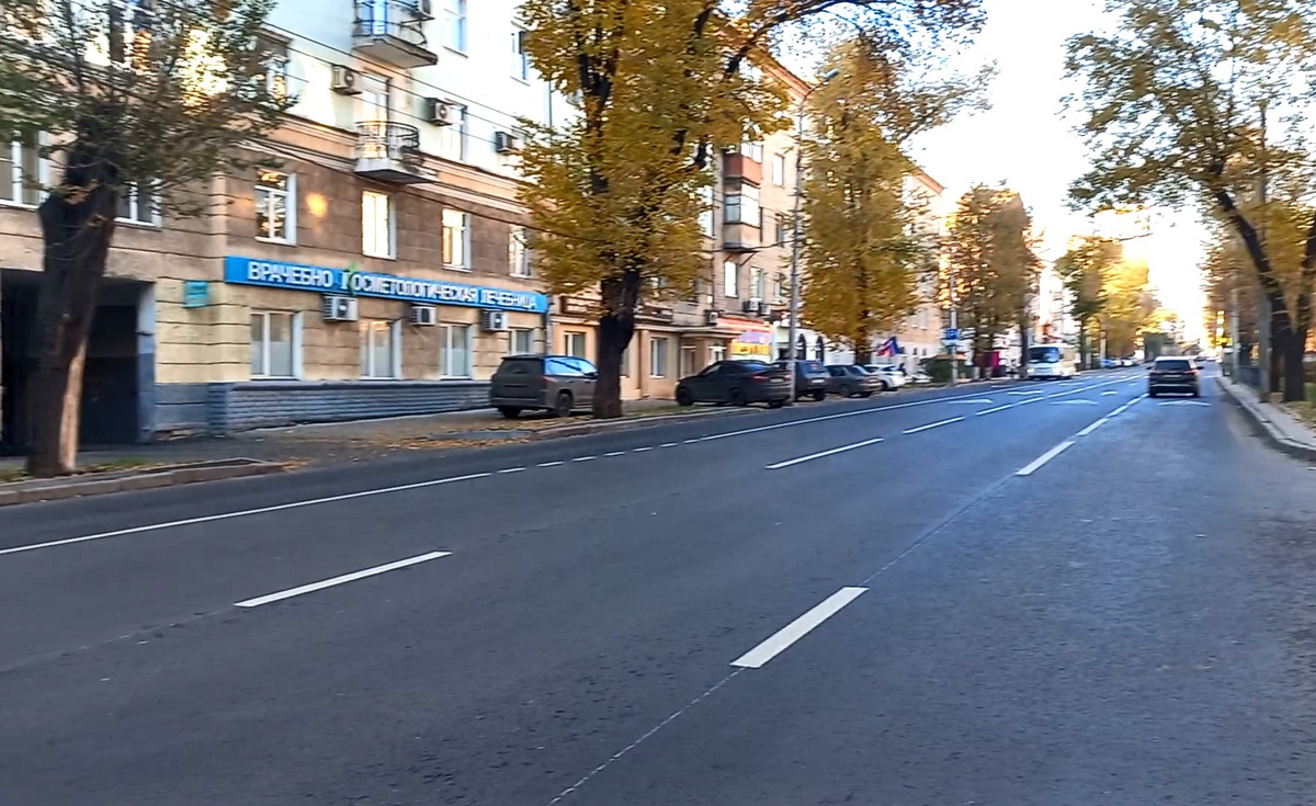 Донецк. Улица Университетская. 2025 год. Ноябрь. Воскресенье. Середина дня. 15:46