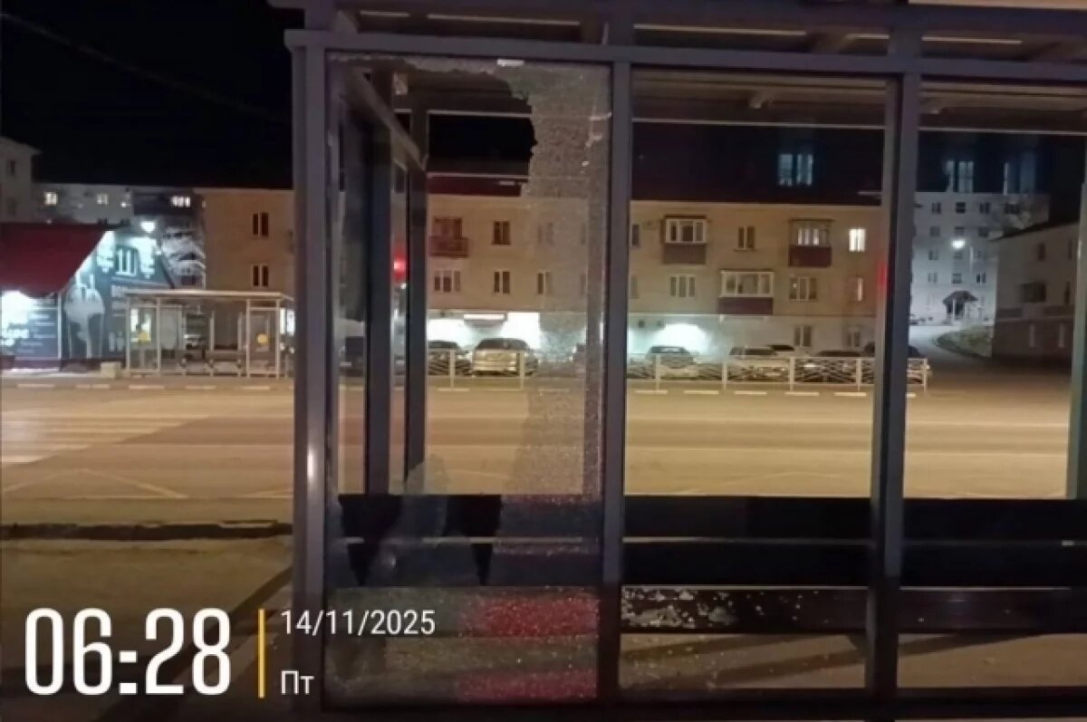    В Корсакове вандалы вновь разгромили автобусную остановку