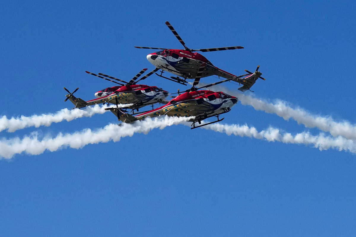   Пилотажная группа «Саранг» выступает во время празднования 93-й годовщины ВВС Индии в Гувахати 
Anupam Nath / AP