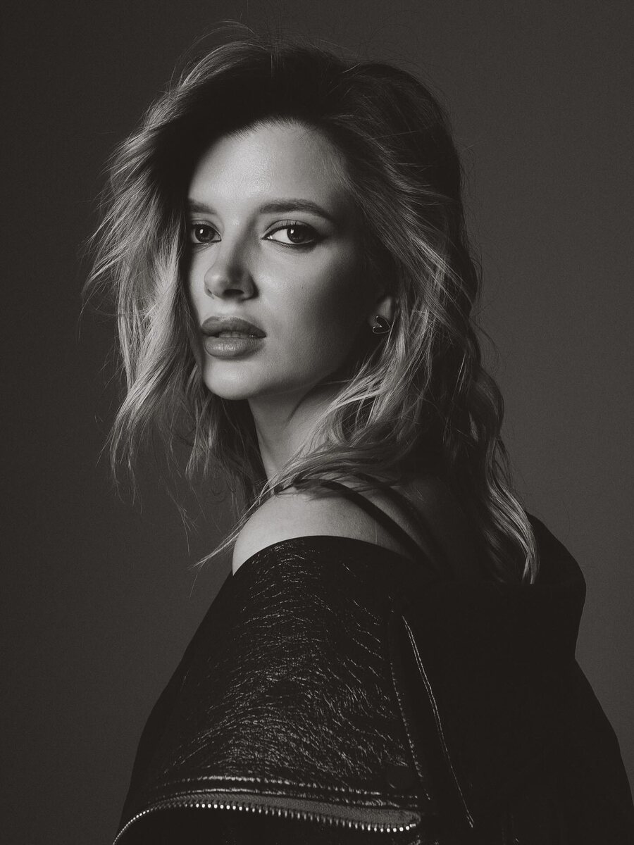 Ты живёшь у меня, а не я у тебя. Он усмехнулся. Я молча открыла документы на квартиру