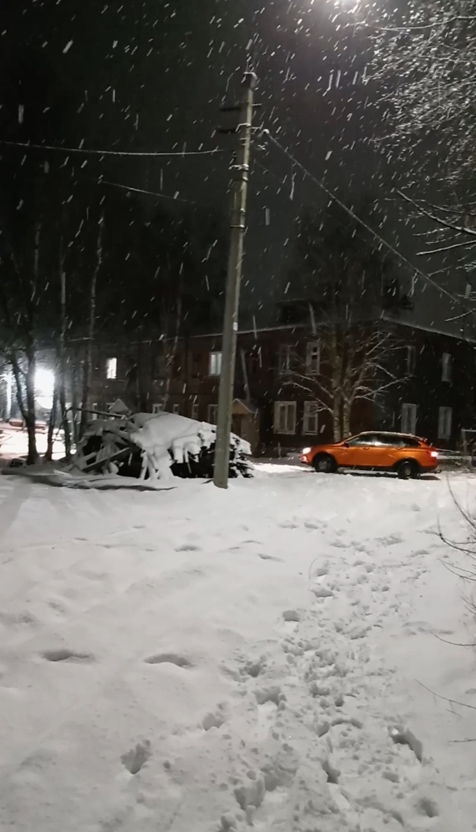 Пришлось от машины тёпать пешком до нужного дома. Дальше не проехать. Вот сколько снега намело! 